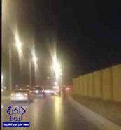 بالفيديو.. شباب يُعرّضون أنفسهم والآخرين للخطر بشوارع الرياض