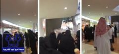 بالفيديو.. “امرأة “تنهال بالشتم على عامل تحرش بابنها في أحد الأسواق الشهيرة