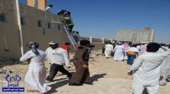 بالفيديو.. السيطرة على مواطن حاول الانتحار من على سطح مسجد بالقريات