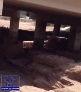 بالفيديو.. مواطن يحذر من انهيار كوبري في طريق الجامعات بالمدينة