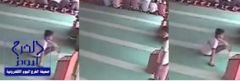 بالفيديو.. فتى يسرق صندوق تبرعات داخل مسجد