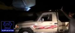 بالفيديو.. سعوديان يحطمان سيارة جيب شاص 2014 بالقاء صخرة عملاقة عليه