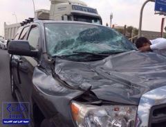 بالصور.. سقوط عمود إنارة على سيارة عائلة سعودية بطريق الملك عبدالله بالرياض