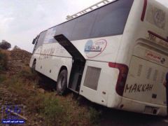 بالصور.. انحراف حافلة تقل 54 طالبة جامعية وارتطامها بأحد الجبال المحاذية للطريق