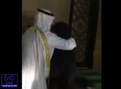 بالفيديو.. مواطن يحتفي بوالدته خلال افتتاح منزله ويمتدحها شعراً ويقبل قدميها