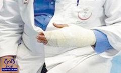 شاب يعتدى على طبيب بمستشفي شهير ويصيبه بجرح في اليد
