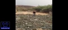بالفيديو.. شاب يقود مياه سيول بخطوات العرض العسكري وتحية الجنود