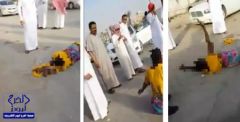 بالفيديو.. امرأة أفريقية تتمدد على الأرض في أحد شوارع مدينة سعودية وتثير استغراب المارة