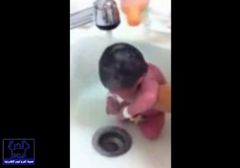 بالفيديو.. ممرضة تحمّم طفلاً عمره يوم واحد بطريقة حادة وعنيفة