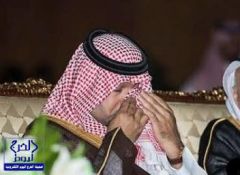 بالصور.. أمير الرياض يجهش بالبكاء في احتفال وزارة “الإعلام” باليوم الوطني