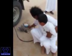 بالفيديو.. 3 مواطنين يعذبون طفلاً ويقومون بكوي قدمه بالنار