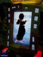 نساء شبه عاريات على شاشات ألعاب فيديو تثير مرتادي سوق بتبوك