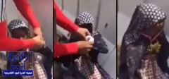 بالفيديو.. مواطن يكشف خداع متسولة “مبتورة اليدين” بمكة