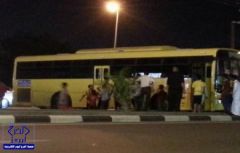 عبث مراهقين بحافلة نقل مدرسي يغلق شارعاً في أبوعريش