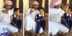 بالفيديو.. معذب ابنه بـ”الكي” يتوعد من انتقده بالدعاء عليه.. وابنه يردد خلفه