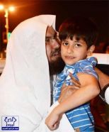 في لمسة أبوية.. السديس يقبل طفلاً في حفل انتهاء أعمال العمرة والحج