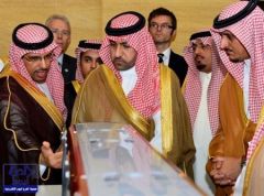 بالصور.. الأمير تركي بن عبدالله يطلع على مجسم لقطار الرياض