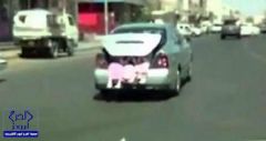 بالفيديو.. سائق أجنبي ينقل طالبات ابتدائية في شنطة السيارة