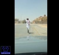 بالفيديو.. التصوير يورّط صبياً سعودياً في سيارة تحركت والمفتاح والكاميرا بداخلها