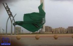 بالصور.. إنزال العلم السعودي من السارية الأطول في العالم بعد تلفه بسبب الرياح