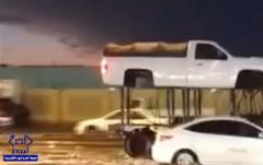 بالفيديو.. شاب سعودي يبتكر طريقة لحماية السيارة من الغرق في الأمطار