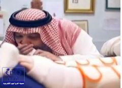 بالفيديو.. خالد بن طلال يقبّل قدم ابنه الوليد التي تحركت فجأةً وهو يشرح حالته