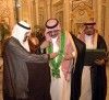 خادم الحرمين الشريفين يقلد الأمير محمد بن نايف وشاح الملك عبدالعزيز من الطبقة الأولى
