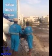 بالفيديو.. “أمانة جدة” تصرف مياه الصرف الصحي داخل الأحياء