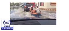 بالفيديو.. شخصان يتجولان على قارب بطريق الكورنيش بجدة