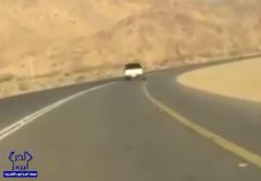 بالفيديو.. سائق نقل طالبات يسير بسرعة 170 كم على طريق العيص
