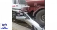 بالفيديو.. نجاة سائق بأعجوبة بعد سحق شاحنتين لسيارته علي طريق الخرج