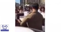 بالفيديو.. مواطنون يقبضون على لص سرق 300 ألف ريال في جدة