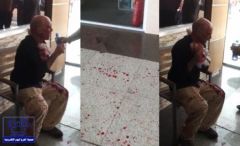 بالفيديو.. تعرض مقيم كندي لاعتداء بأداة حادة أثناء تسوقه في أحد المجمعات بالظهران