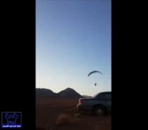 بالفيديو.. لحظة سقوط طائرة شراعية في منطقة مفتوحة وإصابة مُسعف