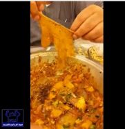 بالفيديو.. قطعة قماش داخل وجبة وفأر في ثلاجة مطعم شهير