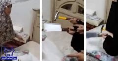 بالفيديو.. عائلة سعودية تضبط مسروقات ومطرقة وساطور وأعمال سحرية داخل غرفة “خادمة إندونيسية”