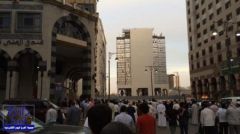 بالصور.. تجمع بجوار المسجد النبوي ترقبا لعملية هدم أحد الفنادق