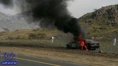 بالصورة.. شاب يحرق سيارة BMW بجانب طريق ثربان