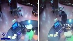 بالفيديو.. كاميرات مراقبة تكشف جريمة سطو مسلح على محلّ عطارة شهير في “الرياض”