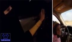 بالفيديو.. مواطنان يُعلِّمان طفلة وفتاة قيادة السيارة يثير استياء المغردين