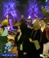 بالفيديو.. فتاة تتجول بـ “تحلية الرياض” مرتديةً قناع حمار.. وشباب يلاحقونها بعبارات ساخرة
