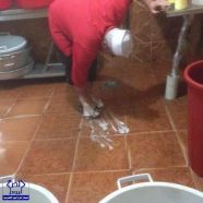 بالصور.. إغلاق مطعم شهير ضُبِط عامله يغسل قدميه بـ ليفة الأواني
