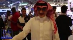 بالفيديو.. شبيه الأمير الوليد بن طلال يخطف الأضواء في معرض السيارات بجدة