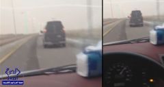 بالفيديو.. مواطن يوثق سير سائق “باص معلمات” بسرعة جنونية