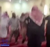 بالفيديو.. عراك بالأيدي بمسجد بالرياض بسبب طلب الإمام من أحد المصلين إغلاق جواله