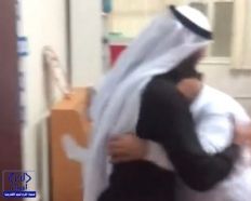 فيديو: مشهد مؤثر.. دموع وأحضان في لقاء طالب معاق بمعلمه