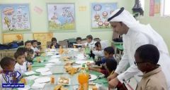 بالصورة.. معلم ينظم حفل إفطار جماعي للفصل احتفاءً بشفاء أحد طلابه
