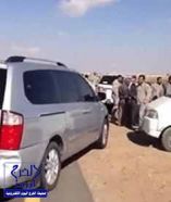بالفيديو.. الجيش يمنع سيارة “ساهر” من الوقوف على أحد الطرق بتبوك