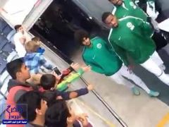 فيديو لناصر الشمراني يشتم أحد المشجعين ويحاول الاعتداء عليه بأستراليا