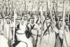 صورة تاريخية للملك سلمان يؤدي العرضة برفقة 4 من إخوانه الملوك